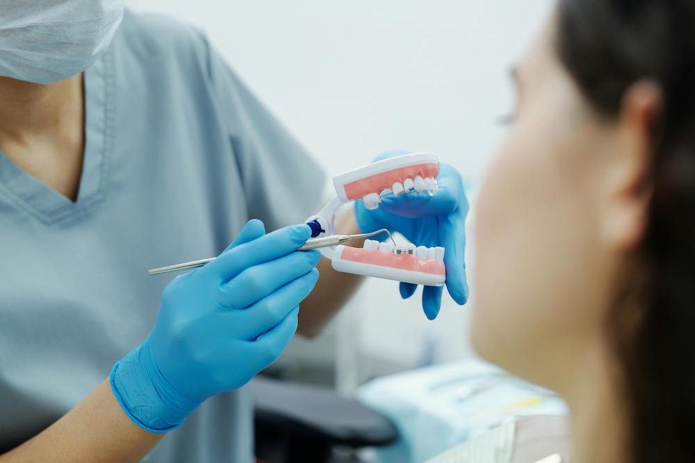 Ragazza del dentista che deve mettere un apparecchio fisso per adulti